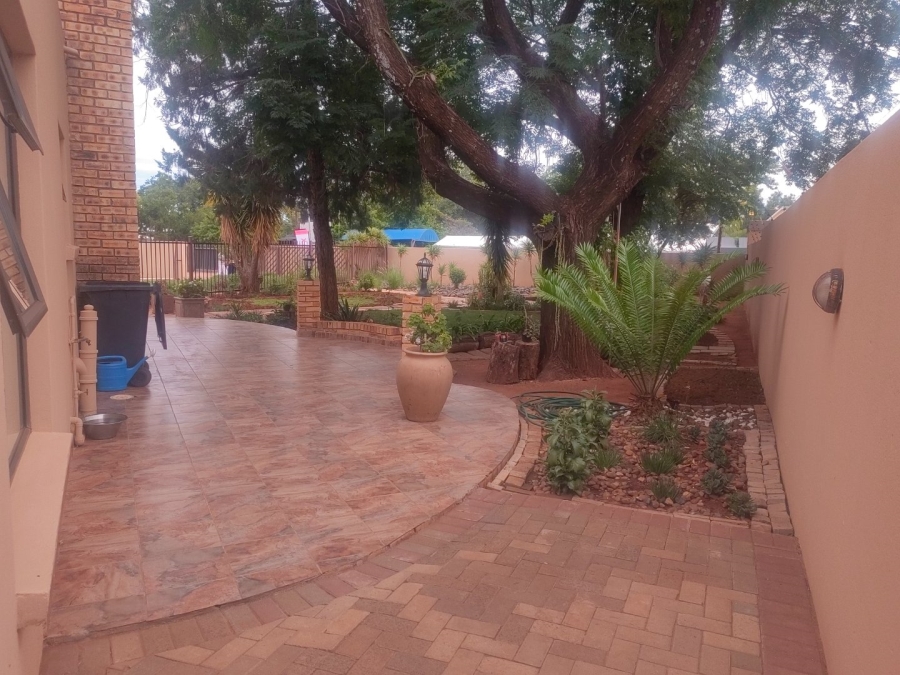 4 Bedroom Property for Sale in Rhodesdene Northern Cape